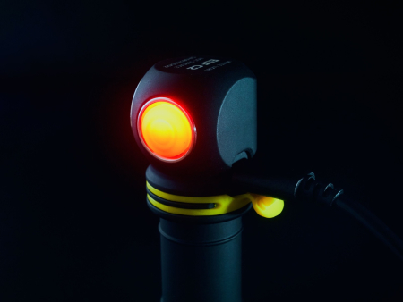 Универсальный Г-образный фонарь Armytek Elf C2 Micro-USB Warm 1023 lumens (тёплый свет)