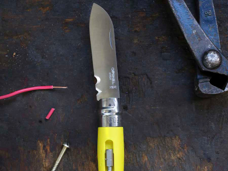 Складной нож электрика Opinel №09, пластиковая жёлтая рукоять с битодержателем, cталь inox Sandvik 12С27 (85 мм)