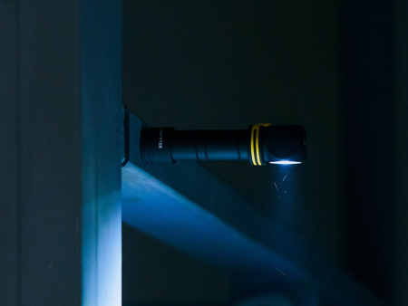 Универсальный Г-образный фонарь Armytek Elf C2 Micro-USB Warm 1023 lumens (тёплый свет)